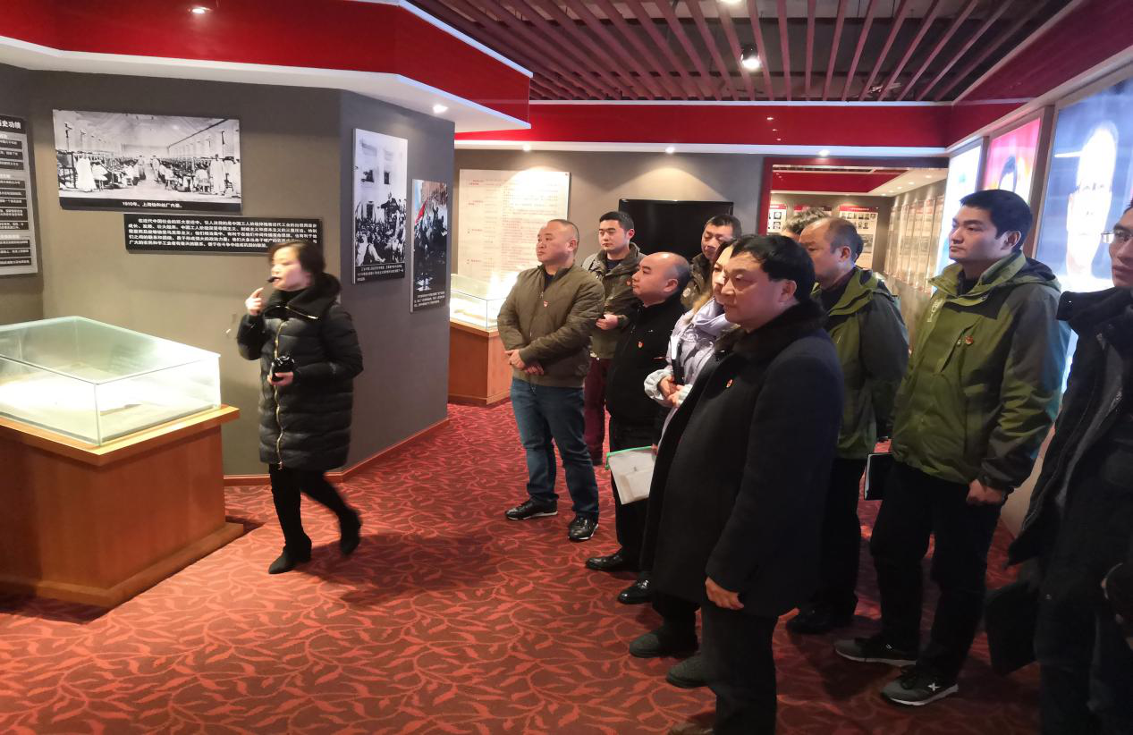 忠誠擔(dān)當(dāng)扛肩上，廉潔奉獻記心上