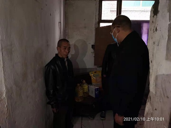 集團(tuán)公司慰問“雙包雙?！鄙鐓^(qū)困難群眾