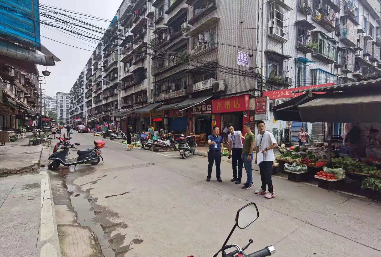 集團(tuán)公司黨委書記、董事長周燕賓調(diào)研社區(qū)管 道遷改工程