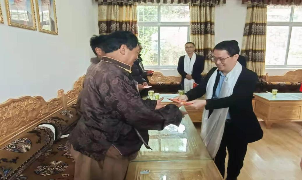 千里慰問(wèn)送溫暖  真情幫扶助振興 ——集團(tuán)公司到新龍縣開展幫扶慰問(wèn)活動(dòng)