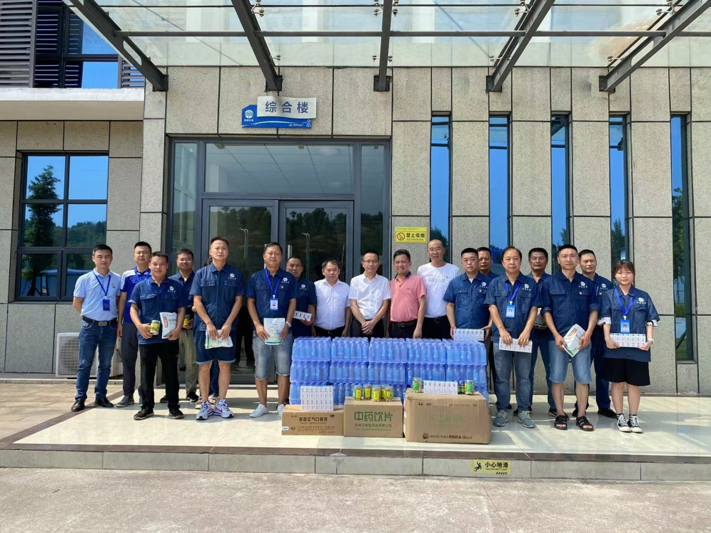 公服集團(tuán)黨委書記、董事長(zhǎng)楊中才一行到清源水務(wù)公司開展“夏送清涼”慰問活動(dòng)