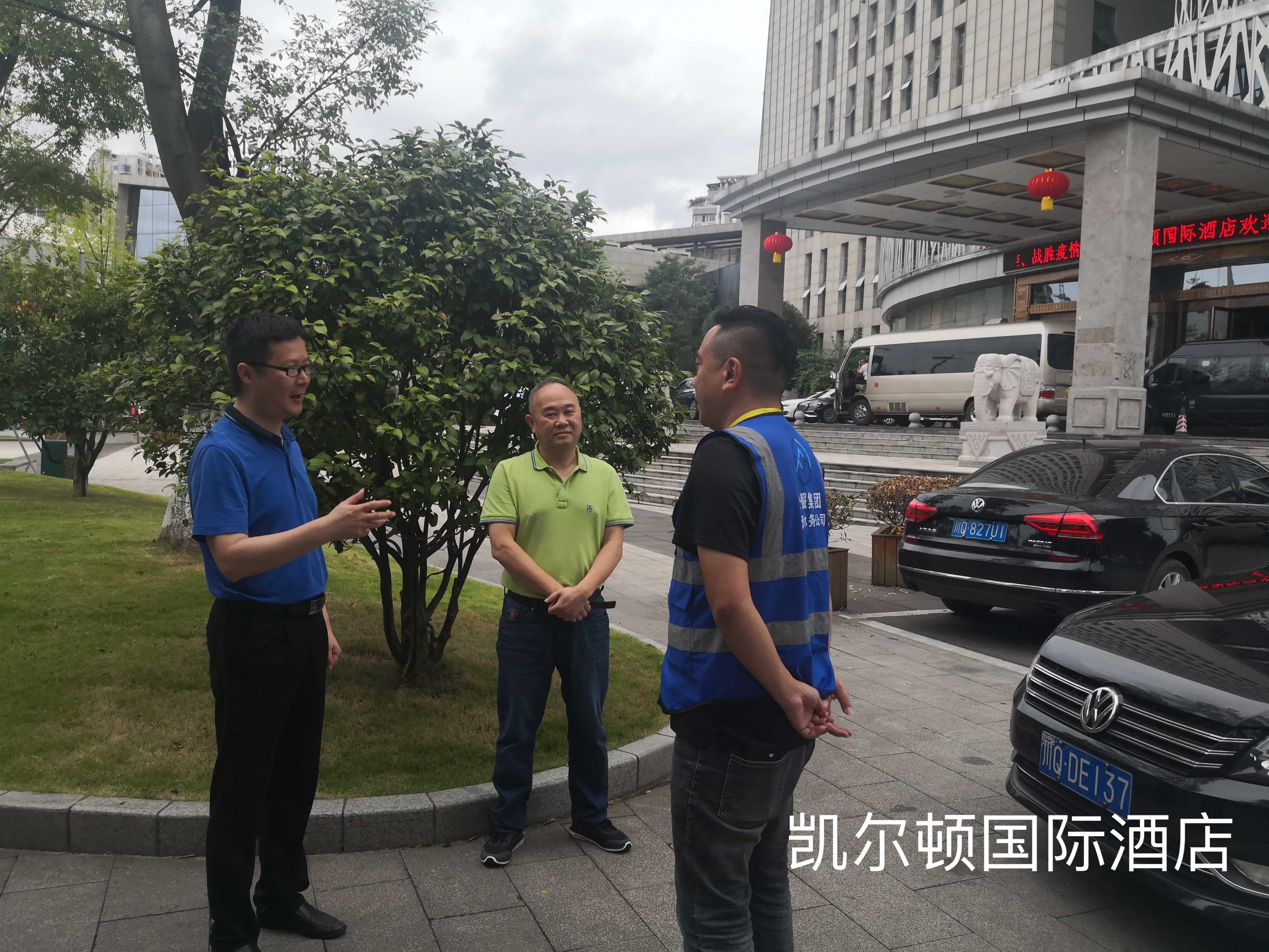 公服集團(tuán)黨委委員、監(jiān)事會主席周威看望動力電池大會各保障點(diǎn)一線員工