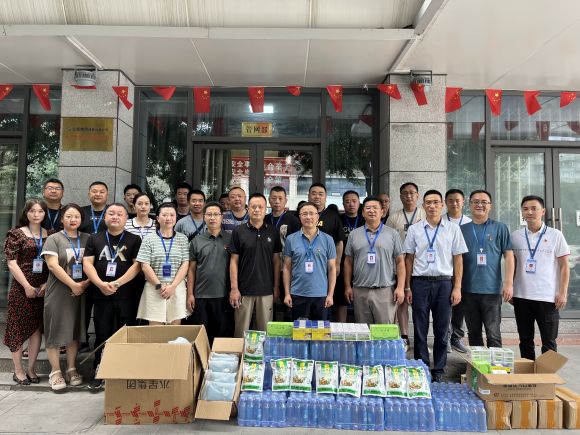 炎炎夏日送清涼，絲絲關(guān)懷沁人心