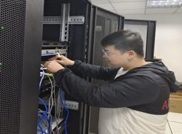 《榜樣在身邊》系列報(bào)道——王海宇、徐蕾：青春奮斗正當(dāng)時(shí)